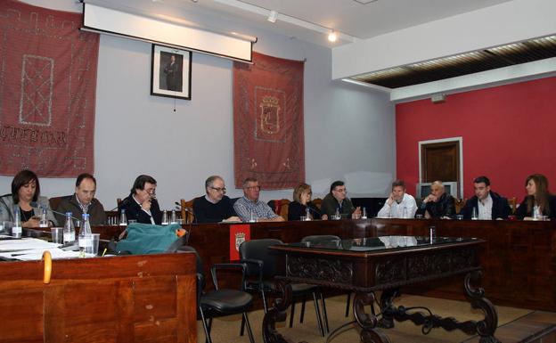 Corporación municipal de Cuéllar en un pleno.