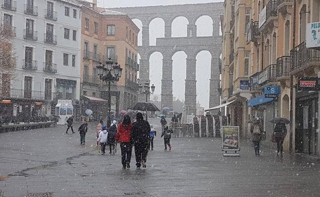 Aspecto de la avenida del Acueducto durante la nevada.