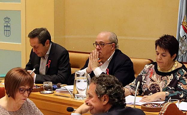 En el centro, el concejal de Urbanismo y Hacienda, Alfonso Reguera, escucha las intervenciones en el pleno del Ayuntamiento de Segovia de este viernes. 