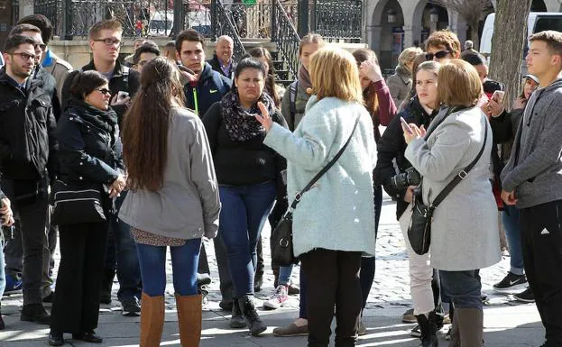 Participantes en una visita guiada, en la Plaza Mayor.
