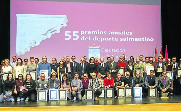 Foto general de premiados en la Gala del Deporte Salmantino. 