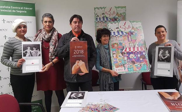 José Luis López Saura, Ana Sanjosé y mujeres de la asociación, con el calendario.
