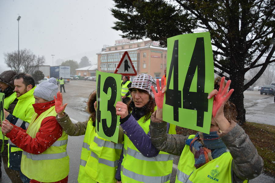 Unas 200 personas vuelven a cortar la N-I a su paso por Briviesca para reclamar una «solución definitiva» a la siniestralidad de la carretera mediante la liberalización total de la AP-1