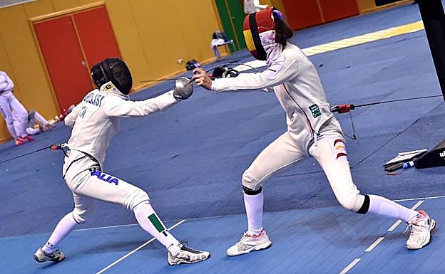 Un tocado de la italiana Fiordelisi ante María Mateos. 