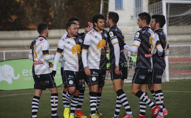 Los jugadores de Unionisas celebran uno de los tantos ante el Burgos Promesas.- 