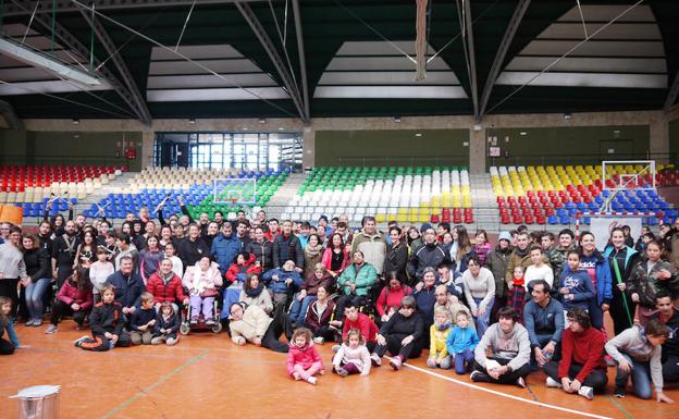 Participantes en la jornada de deporte inclusivo que se realizó ayer en el pabellón polideportivo de Carbajosa de la Sagrada.