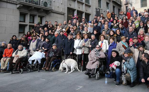 Foto de familia de asistentes al acto de conmemoración del día de las personas con capacidades distintas, en Segovia. 