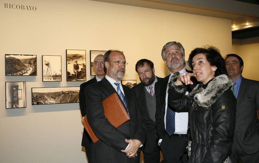 Entre el aquel entonces alcalde de Valladolid, Javier León de la Riva, y la edil Mercedes Cantalapiedra, observando las fotografías de la exposición 'Luces del Duero 1900-1970' en Valladolid.