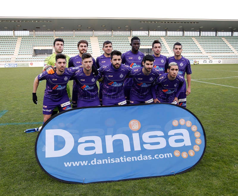 La falta de puntería castigó al equipo palentino, que creó múltiples ocasiones ante el Ávila