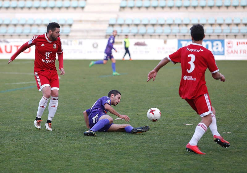 La falta de puntería castigó al equipo palentino, que creó múltiples ocasiones ante el Ávila