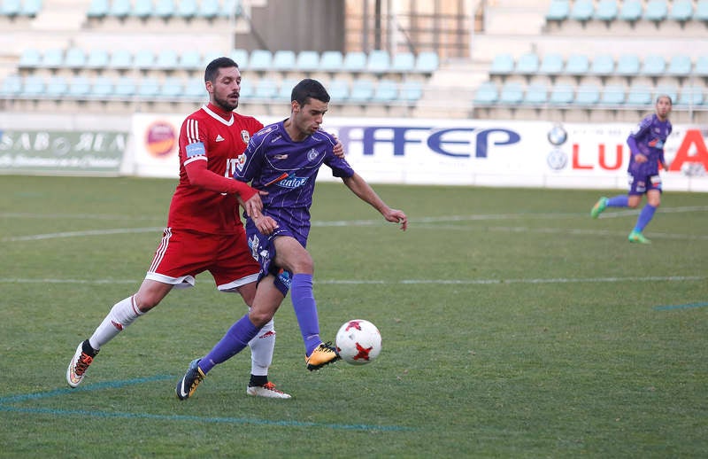 La falta de puntería castigó al equipo palentino, que creó múltiples ocasiones ante el Ávila