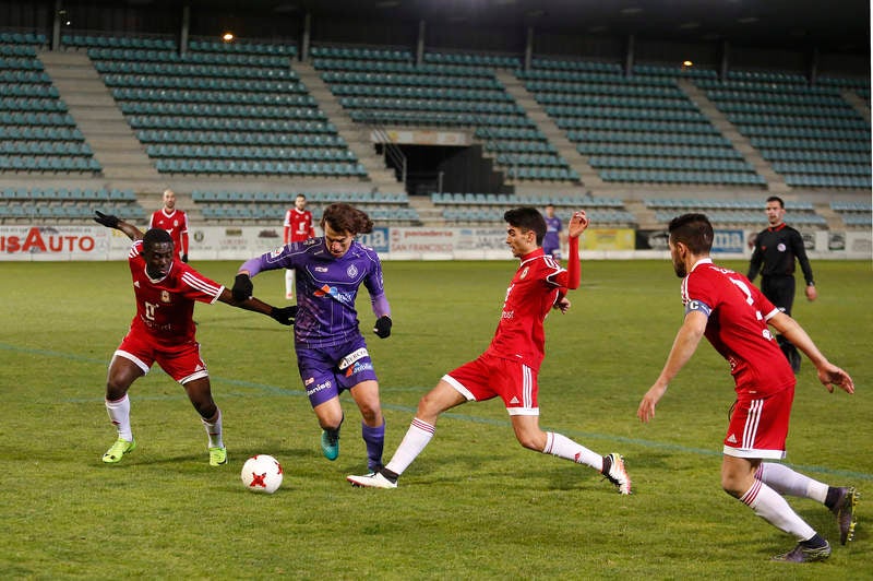 La falta de puntería castigó al equipo palentino, que creó múltiples ocasiones ante el Ávila