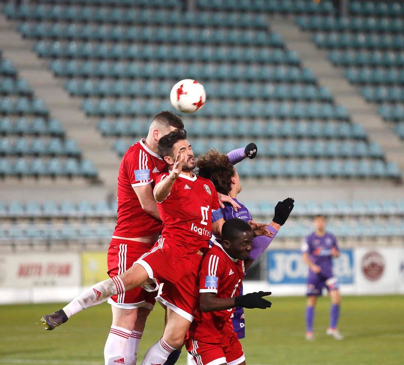 La falta de puntería castigó al equipo palentino, que creó múltiples ocasiones ante el Ávila