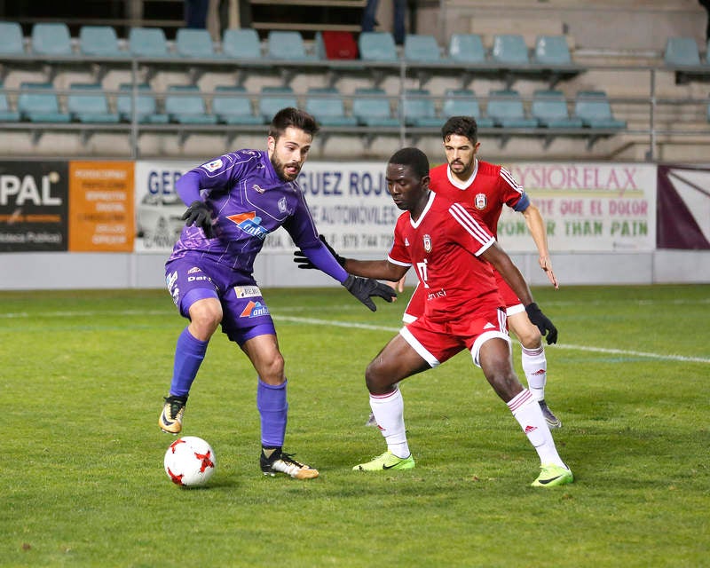 La falta de puntería castigó al equipo palentino, que creó múltiples ocasiones ante el Ávila