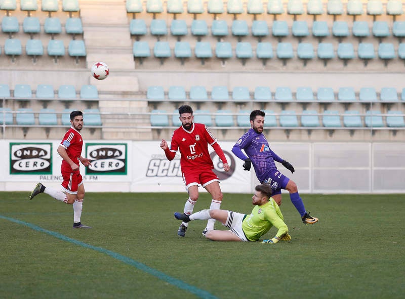 La falta de puntería castigó al equipo palentino, que creó múltiples ocasiones ante el Ávila