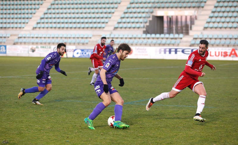 La falta de puntería castigó al equipo palentino, que creó múltiples ocasiones ante el Ávila