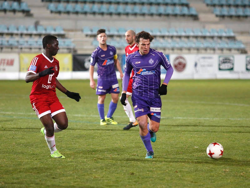 La falta de puntería castigó al equipo palentino, que creó múltiples ocasiones ante el Ávila