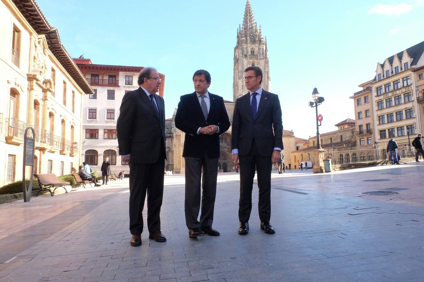 El encuentro entre Juan Vicente Herrera, Alberto Núñez Feijóo y Javier Fernández se concretó, entre otros acuerdos, en «una colaboración más intensa en los operativos contra incendios, con una mejora en los protocolos, un marco formativo común y diseñando un sistema común de emergencias contra incendios forestales»