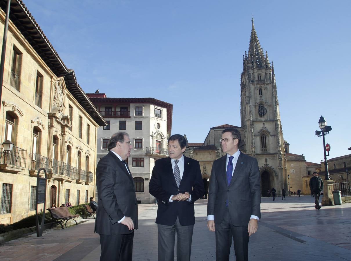 El encuentro entre Juan Vicente Herrera, Alberto Núñez Feijóo y Javier Fernández se concretó, entre otros acuerdos, en «una colaboración más intensa en los operativos contra incendios, con una mejora en los protocolos, un marco formativo común y diseñando un sistema común de emergencias contra incendios forestales»