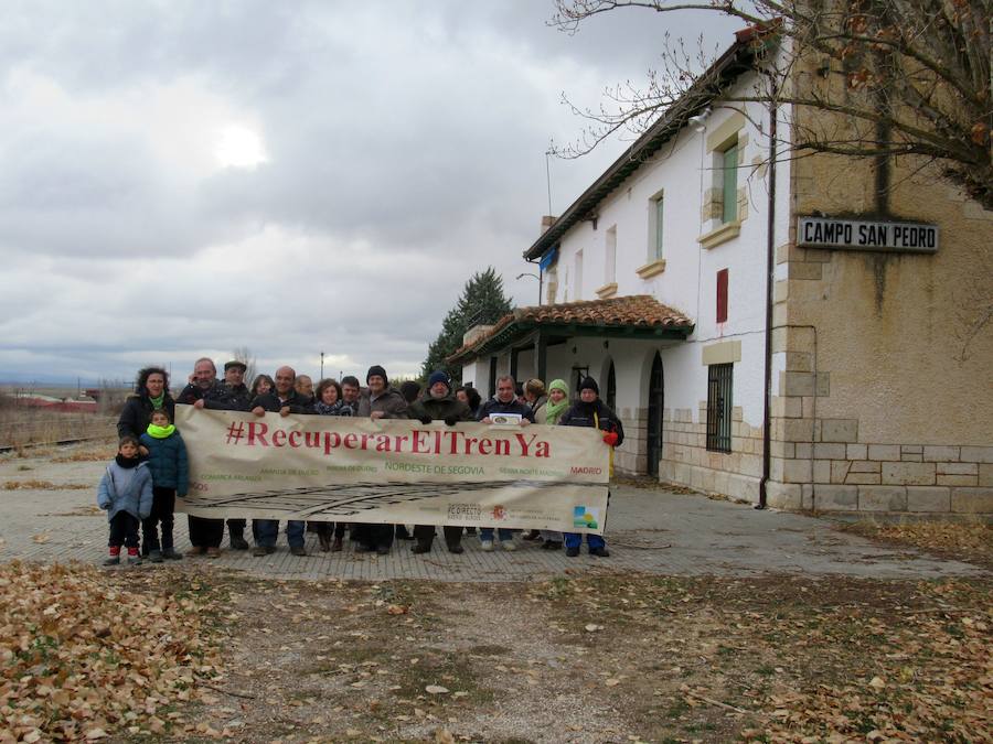 Vecinos en la concentración en la estación de Campo de San Pedro.