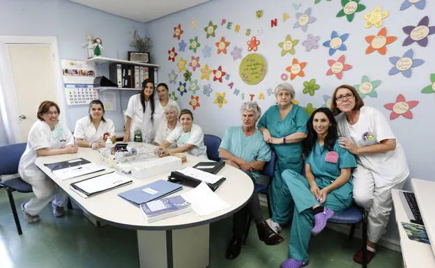 Parte del equipo de enfermería, en la quinta planta del Clínico, una de las zonas de hospitalización del servicio de Aparato Digestivo.