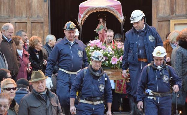 Los mineros sacan a la patrona en procesión. 