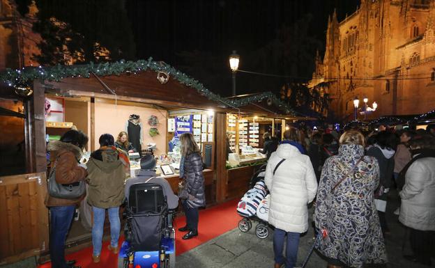 Numerosas personas acudieron a la inauguración del mercado.