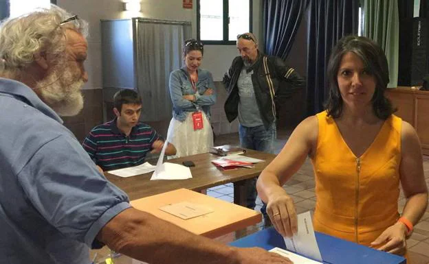 La concejala no adscrita de Espirdo, María Cuesta, en una reciente votación. 