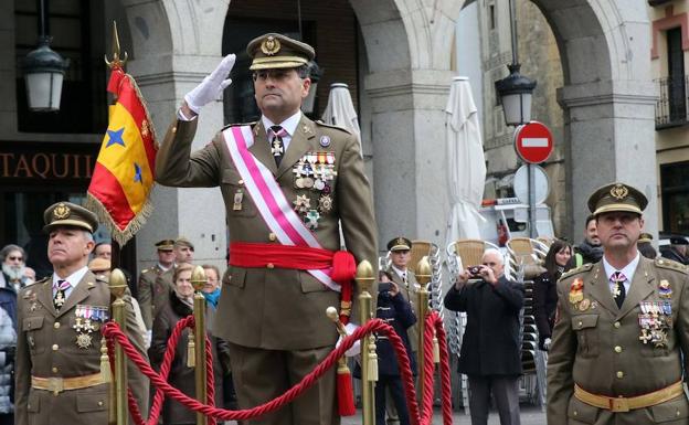 El director de Enseñanza, Instrucción y Adiestramiento del Ejército de Tierra, Amador Enseñat y Berea, ha presidido la jura en Segovia. 