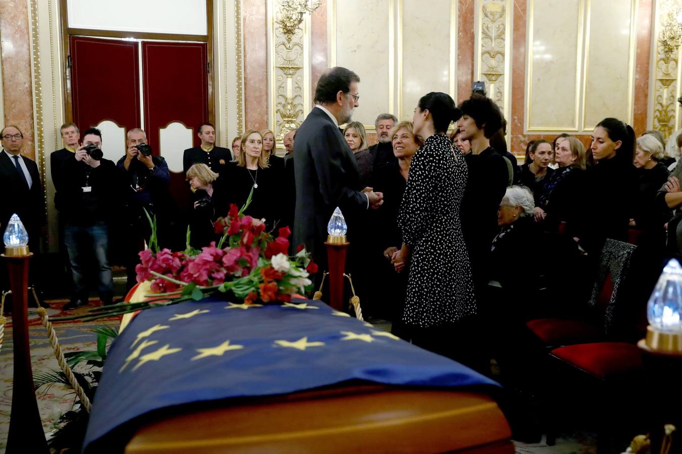 El Rey Felipe VI se ha acercado al Palacio de la Carrera de San Jerónimo para despedirse del que fuera presidente del Congreso,al que ha definido como «un hombre de Estado« que defendió «con pasión« el interés general y la vocación europea de España