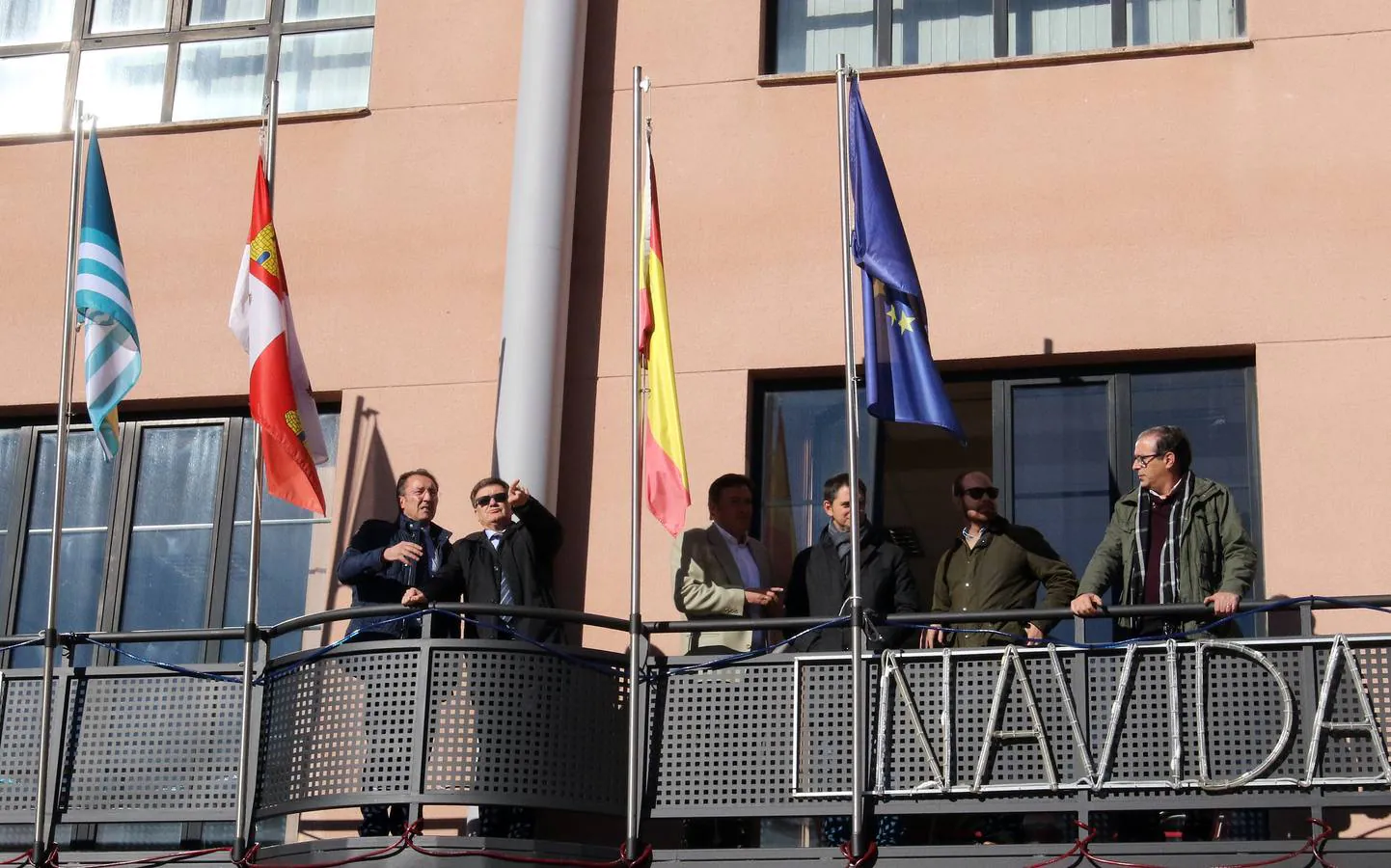 La corporación municipal y el presidente de la Diputación de Segovia, Francisco Vázquez, cortan la cinta inaugural de la nueva plaza, que todavía no tiene nombre