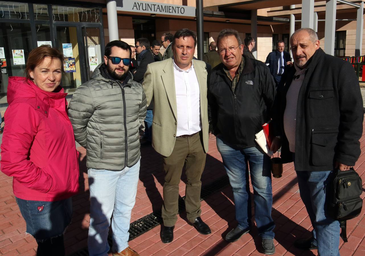 La corporación municipal y el presidente de la Diputación de Segovia, Francisco Vázquez, cortan la cinta inaugural de la nueva plaza, que todavía no tiene nombre