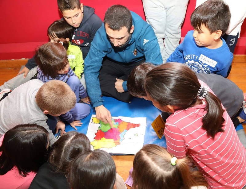 Gincana en el CEIP Modesto Lafuente con motivo del Día de la Constitución