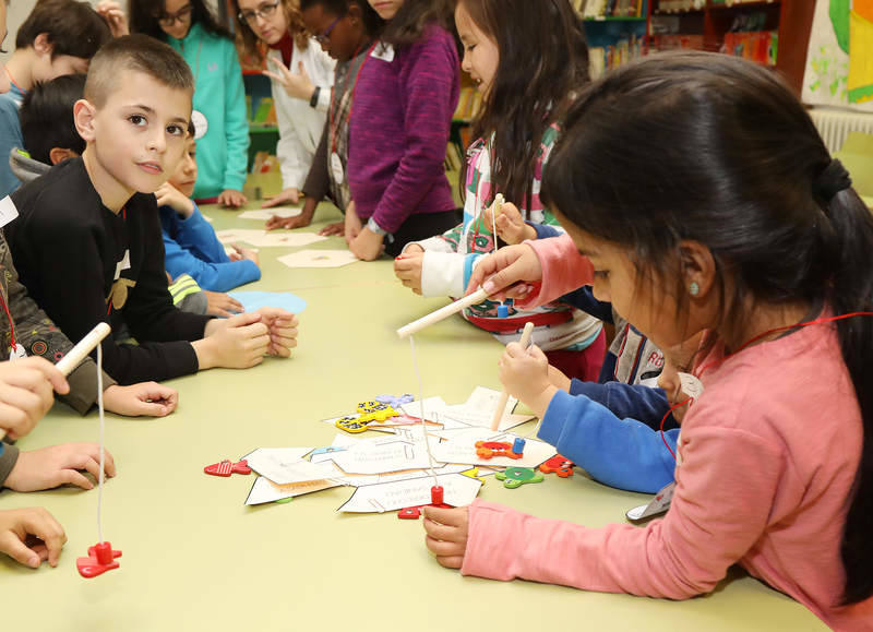 Gincana en el CEIP Modesto Lafuente con motivo del Día de la Constitución