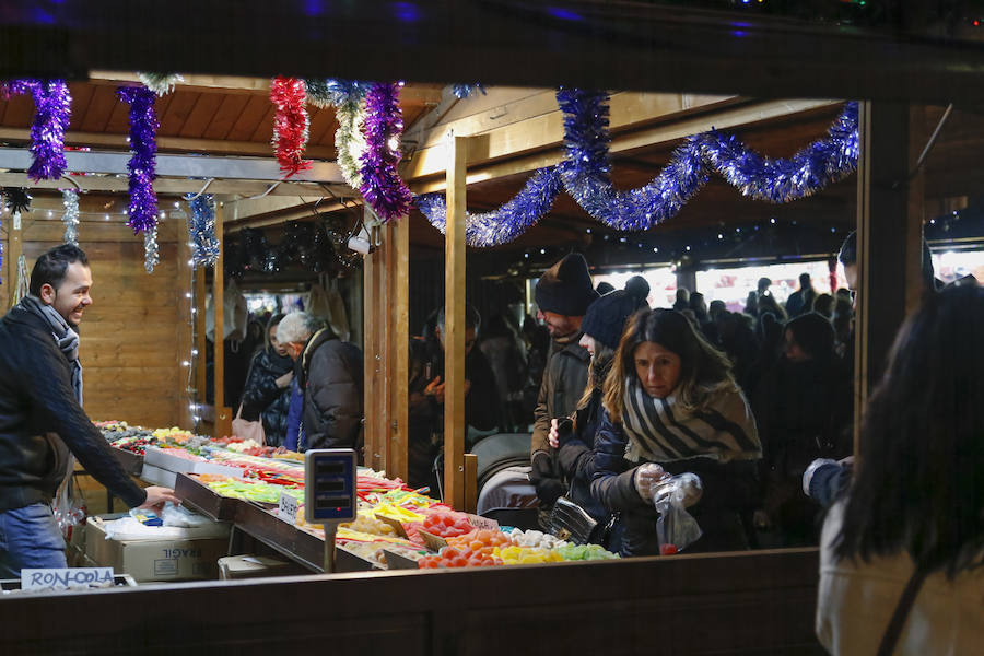 Un total de 40 casetas ofrecerán distintos productos artesanos, alimentarios, de bisutería o de ropa hasta el 8 de enero en la plaza de Anaya