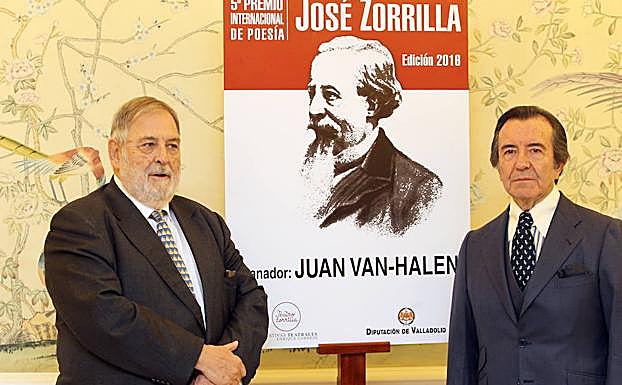 El ganador del Premio José Zorrilla, Juan Van-Halen, junto a Enrique Cornejo. 