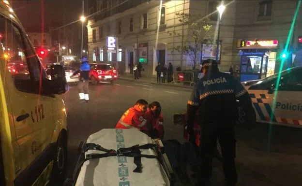 El personal sanitario atiende al hombre atropellado en la Plaza Madrid.