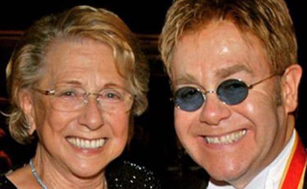 Elton John con su madre Sheila Farebrother. 