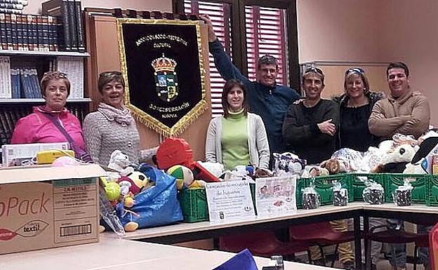 Colaboradores en la iniciativa, con parte de los juguetes recogidos en Gomezserracín.