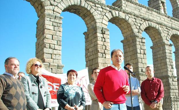Juan Luis Gordo se dirige a los asistentes al acto socialista en homenaje a la Constitución en 2016. 