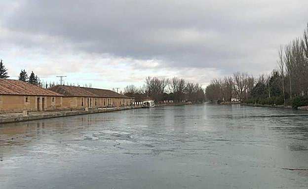 Placas de hielo en la superficie de las aguas del canal. 