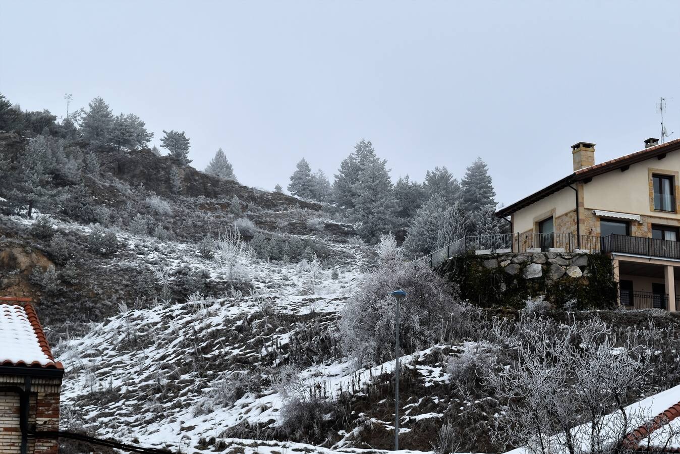 La nieve y el hielo perduran en Aguilar de Campoo