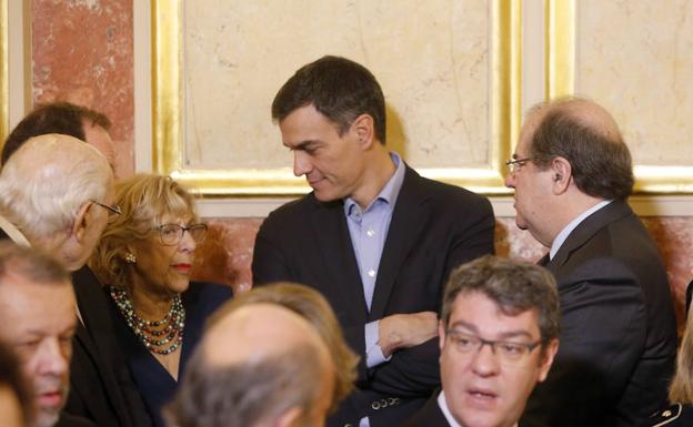 Juan Vicente Herrera charla con Manuela Carmena y Pedro Sánchez.