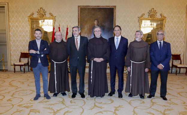 El custodio de Tierra Santa (en el centro), durante la entrega del Huésped Distinguido. 