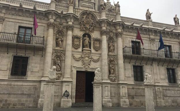 Los vándalos atacan la fachada histórica de la Universidad de Valladolid