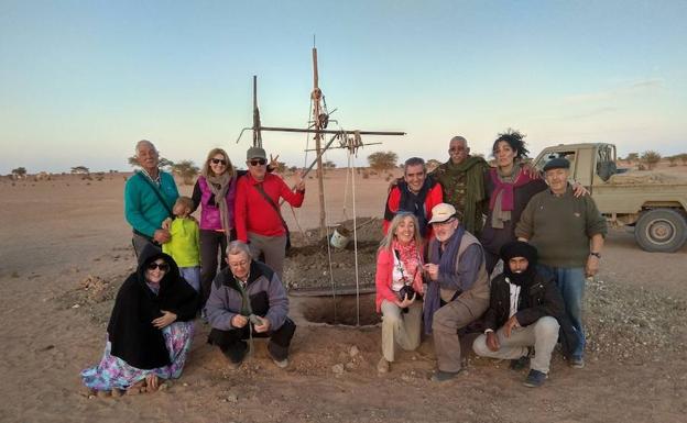 Palentinos en un pozo en el Sahara.