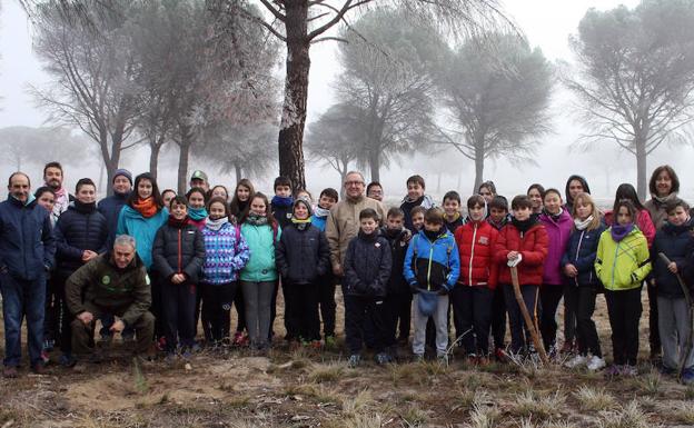 El delegado territorial de la Junta, el alcalde de Nava y los alumnos y docentes del instituto Gil de Biedma,en el monte Las Ordas.