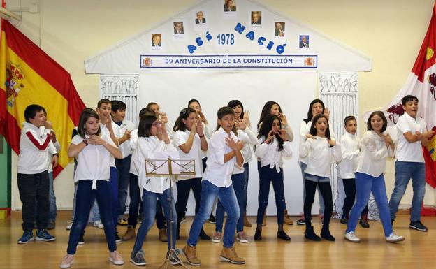 Los escolares del centro segoviano interpretan su canción en el 39 aniversario de la norma constitucional española. 