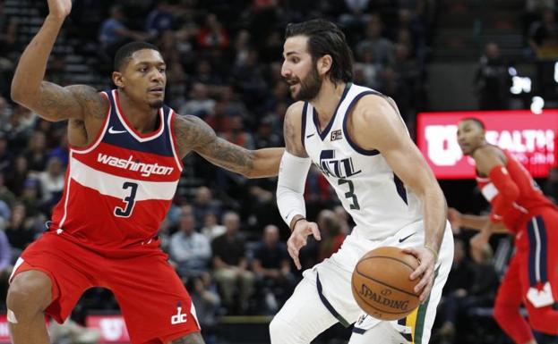 Bradley Beal de Wizards intenta un lanzamiento ante Ricky Rubio de Jazz.