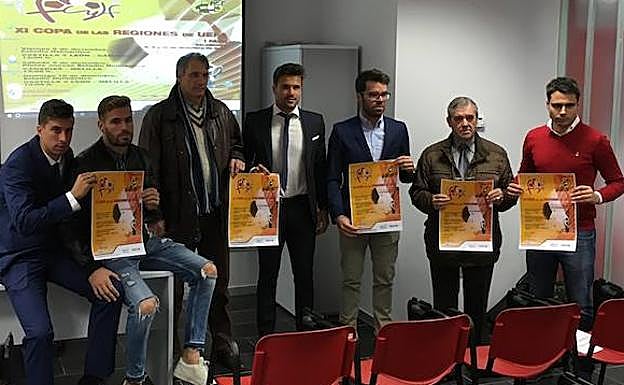 Coque, Flórez, Lozano, Rodri, Obispo, Miguel Hernández y Mario Sánchez posan con los carteles de la fase de Salamanca.